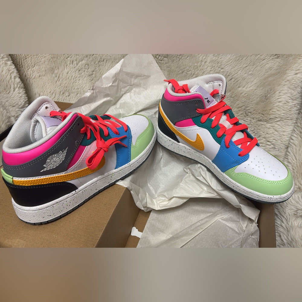 Jordan Air 1 Mid SE - White and Dark Shadow. NEW!!